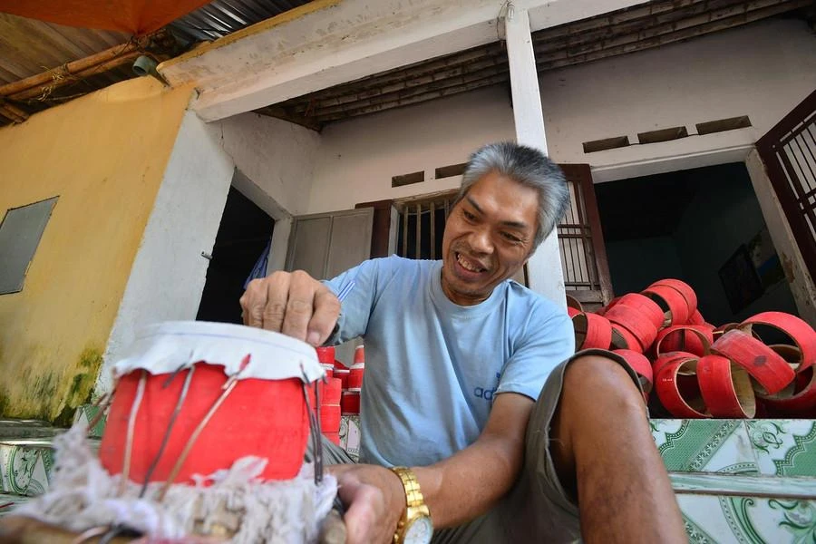 Nghệ nhân Vũ Đắc Dùng vẫn kiên trì giữ nghề, làm ra những chiếc trống phục vụ bao thế hệ trẻ em.