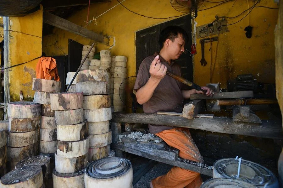 Những khuôn trống nhiều kích thước được tạo ra từ thân cây.