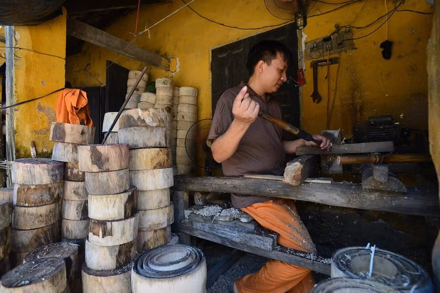 Những khuôn trống nhiều kích thước được tạo ra từ thân cây.