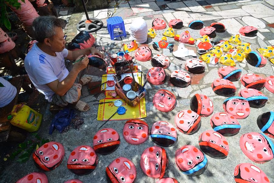 Mỗi dịp Trung thu, mỗi gia đình trong làng Ông Hảo đều la liệt đồ chơi truyền thống.