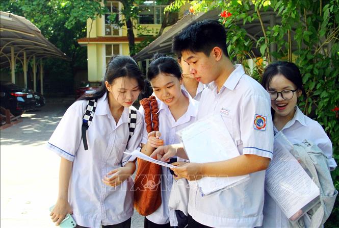 Các thí sinh tại điểm thi trường THPT Đào Duy Từ (thành phố Đồng Hới, tỉnh Quảng Bình) trao đổi về đề thi Ngoại ngữ kỳ thi tốt nghiệp Trung học Phổ thông 2024. Ảnh tư liệu Các thí sinh tại điểm thi trường THPT Đào Duy Từ (thành phố Đồng Hới, tỉnh Quảng Bình) trao đổi về đề thi Ngoại ngữ kỳ thi tốt nghiệp Trung học Phổ thông 2024. Ảnh tư liệu