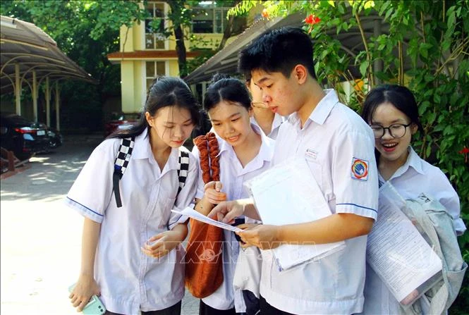 Các thí sinh tại điểm thi trường THPT Đào Duy Từ (thành phố Đồng Hới, tỉnh Quảng Bình) trao đổi về đề thi Ngoại ngữ kỳ thi tốt nghiệp Trung học Phổ thông 2024. Ảnh tư liệu