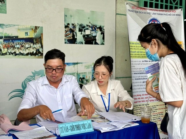 Cán bộ Trung tâm Dịch vụ việc làm TP HCM tư vấn giới thiệu việc làm cho người lao động.
