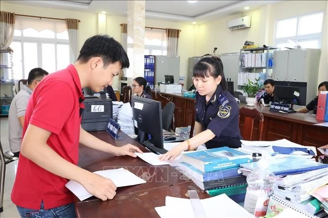 Hỗ trợ làm thủ tục thông quan tại Bộ phận một cửa Chi Cục Hải quan Khu công nghiệp Trảng Bàng (Tây Ninh). Ảnh tư liệu