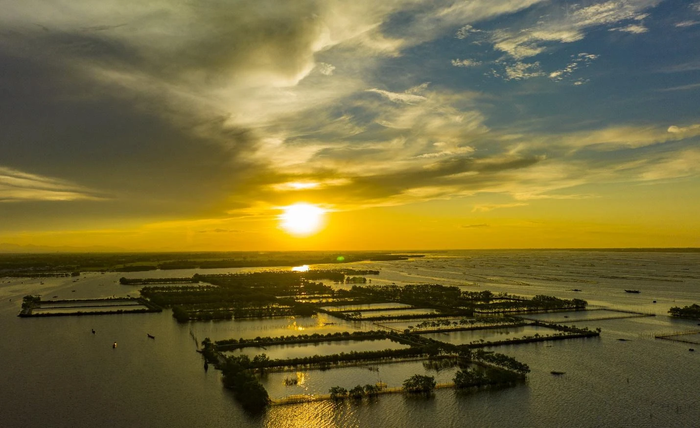 Xuất hiện nhiều trên các nền tảng mạng xã hội, khung cảnh bình minh, hoàng hôn tuyệt đẹp ở phá Tam Giang lôi cuốn ánh nhìn của bao du khách. Hoàng hôn rực tím cả mặt phá mang đến vẻ đẹp đặc trưng, thu hút nhiều người đam mê chụp ảnh tìm về.