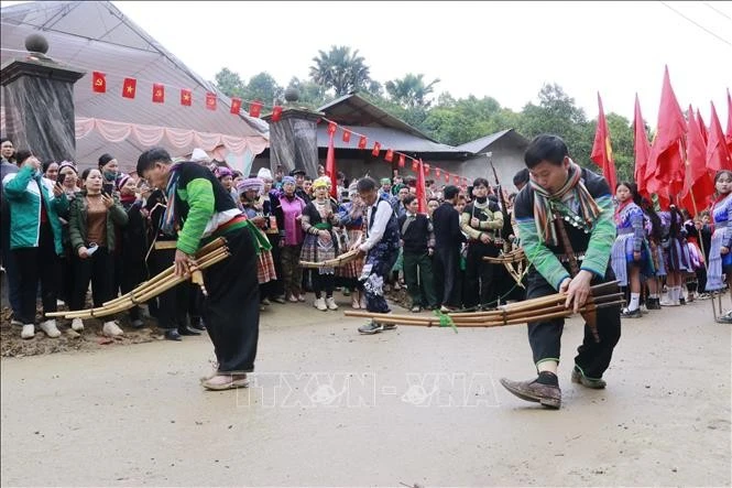 Thông qua các lễ hội nhằm bảo tồn văn hóa và tạo không gian cho du khách trải nghiệm.