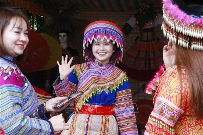 Trang phục đồng bào dân tộc Mông được du khách thích thú.