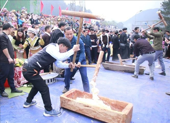 Du khách trải nghiệm giã bánh dày của người Mông.