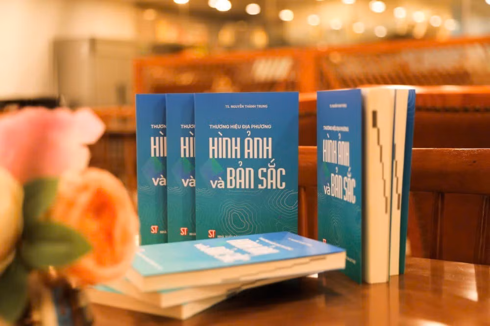 Sách "Thương hiệu địa phương: Hình ảnh và bản sắc" do Tiến sĩ Nguyễn Thành Trung biên soạn.