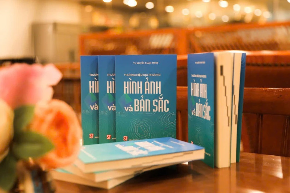 Sách "Thương hiệu địa phương: Hình ảnh và bản sắc" do Tiến sĩ Nguyễn Thành Trung biên soạn.