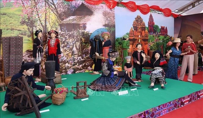 Trưng bày chuyên đề "Đặc trưng văn hóa các dân tộc vùng Đông Bắc trong cộng đồng các dân tộc Việt Nam.