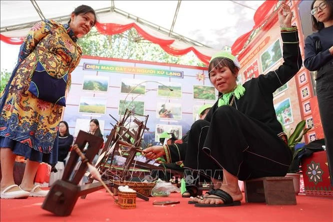 Giới thiệu nghề dệt truyền thống của đồng bào các dân tộc vùng Đông Bắc tới du khách.