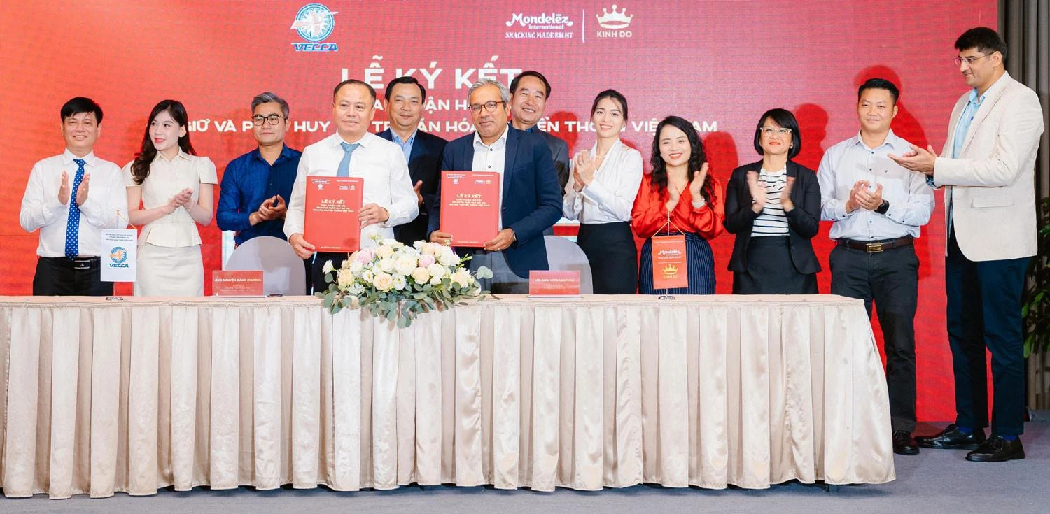 Ông Nguyễn Đăng Chương, Giám đốc Trung tâm Triển lãm Văn hóa Nghệ thuật Việt Nam và ông Anil Viswanathan, Giám đốc điều hành Mondelez Kinh Đô Việt Nam ký kết hợp tác bảo tồn và phát huy giá trị văn hoá.