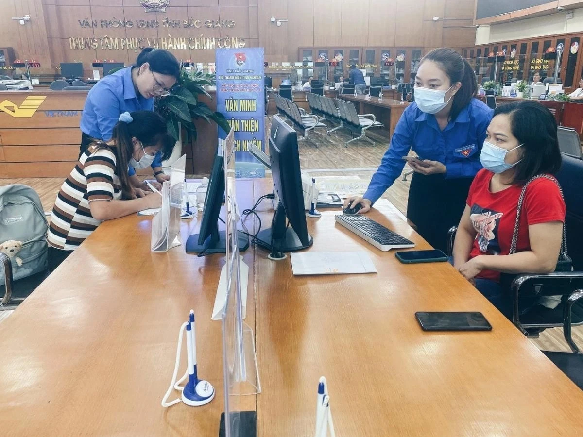 Đoàn viên thanh niên hướng dẫn người dân kê khai hồ sơ và nộp hồ sơ trực tuyến tại Trung tâm Phục vụ hành chính công tỉnh Bắc Giang.
