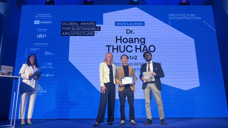 Kiến trúc sư Hoàng Thúc Hào (đứng giữa) nhận Giải thưởng Kiến trúc bền vững toàn cầu 2025. (Ảnh: Hội Kiến trúc sư Việt Nam) Kiến trúc sư Hoàng Thúc Hào (đứng giữa) nhận Giải thưởng Kiến trúc bền vững toàn cầu 2025. (Ảnh: Hội Kiến trúc sư Việt Nam)