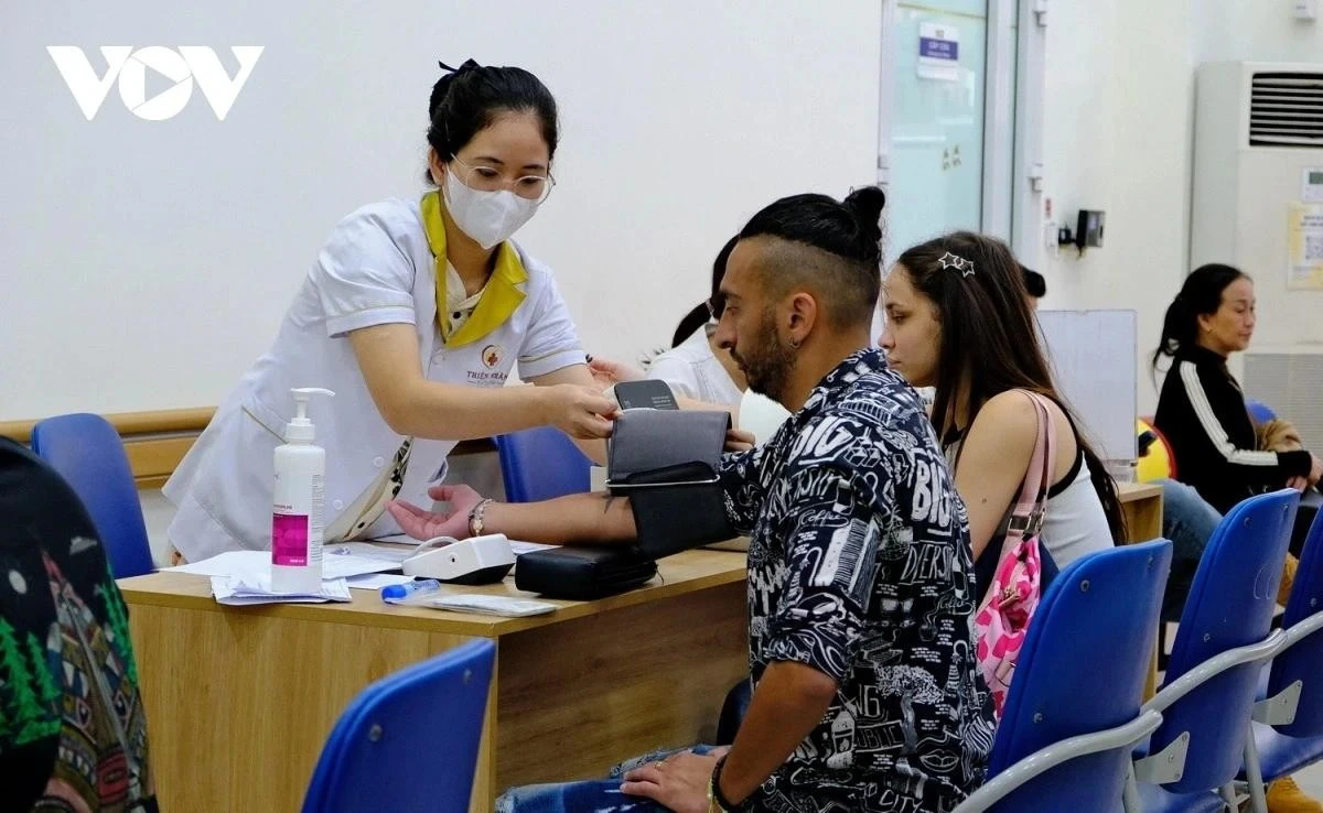 Khách du lịch nước ngoài đến khám, chữa bệnh tại một bệnh viện ở Đà Nẵng.