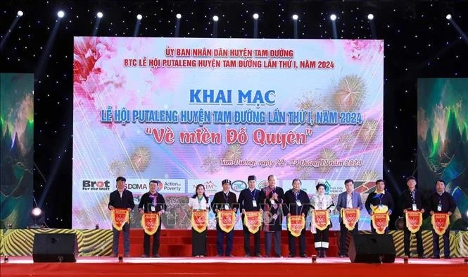 Ban tổ chức trao cờ lưu niệm cho các đơn vị tham gia Lễ hội.