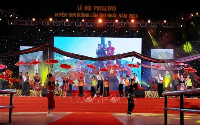 Chương trình văn nghệ đặc biệt chào mừng Lễ hội.