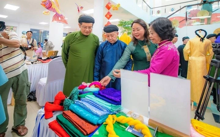 Lãnh đạo tỉnh và các ban, ngành trải nghiệm về "Tri thức may và mặc áo dài Huế".