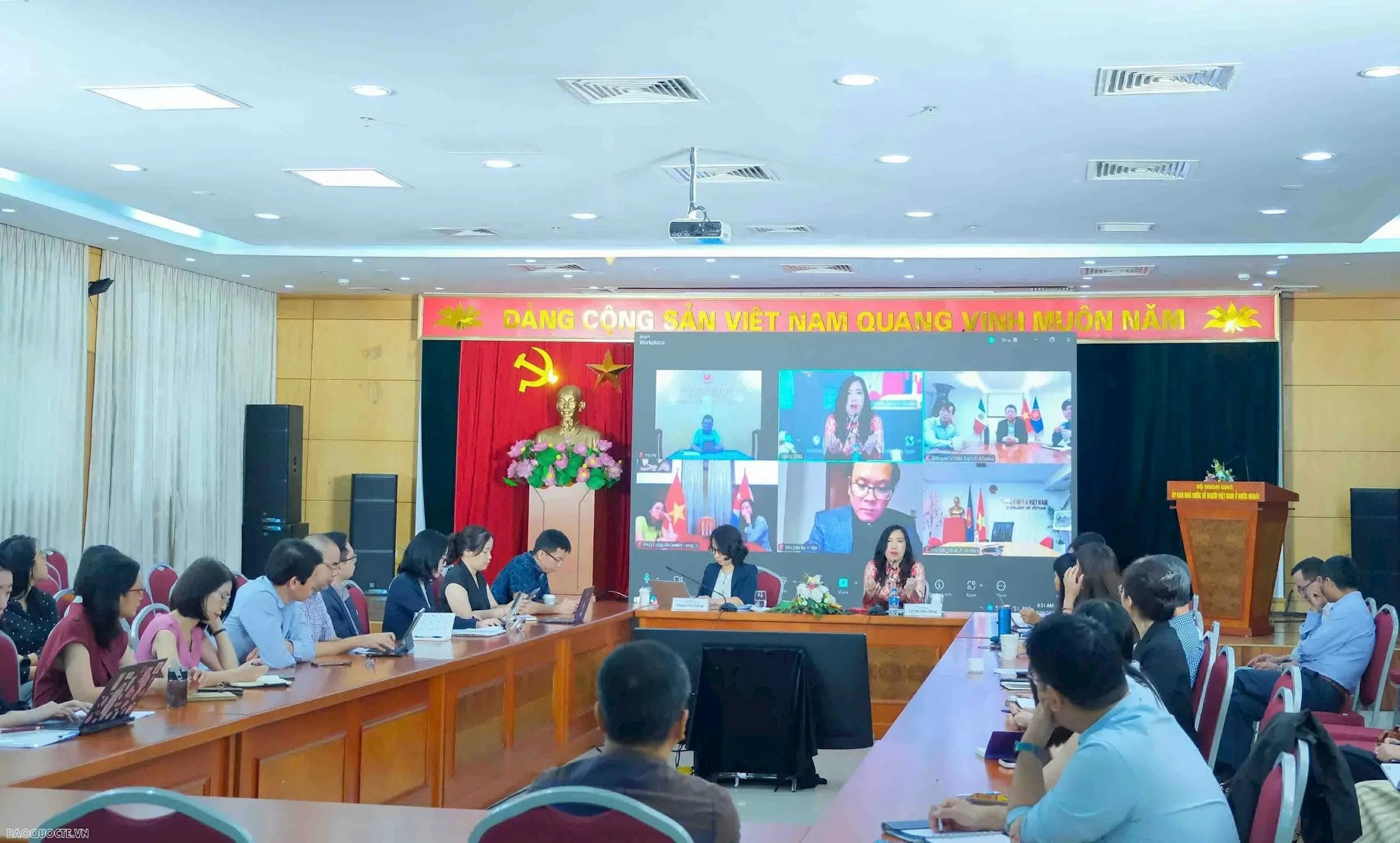 Tọa đàm 'Kinh nghiệm triển khai hiệu quả công tác thông tin đối ngoại ở ngoài nước, nâng cao kỹ năng truyền thông số' được tổ chức theo hình thức trực tiếp kết hợp trực tuyến.