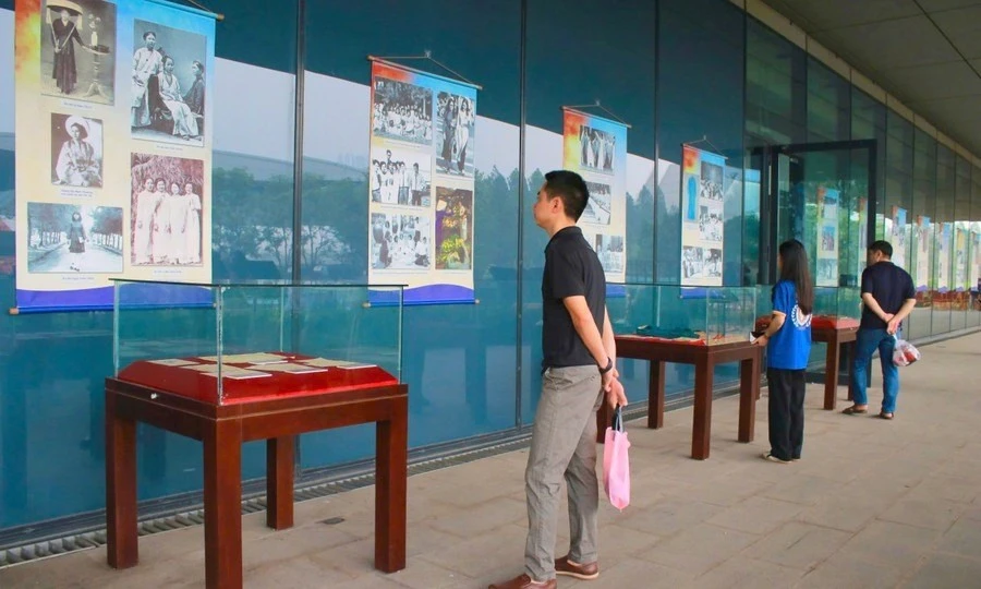 Công chúng tham quan triển lãm.