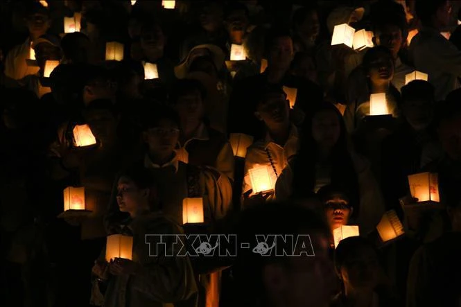 Các phật tử làm nghi thức dâng hoa đăng để cầu an (đỉnh núi Bà Đen, Tây Ninh).