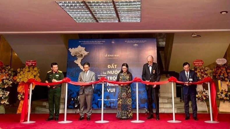 Các đại biểu cắt băng khai mạc Trưng bày.