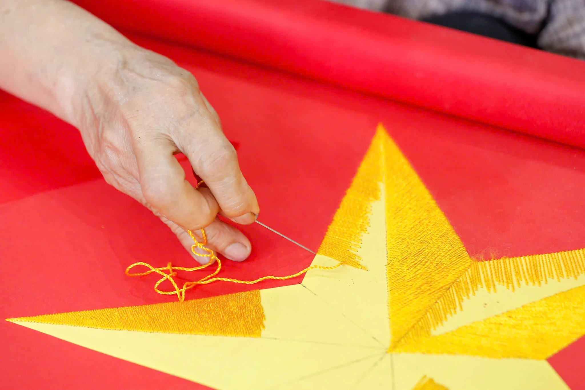 Số người thêu cờ ở làng Từ Vân còn ít, chủ yếu là những người cao tuổi, vì công việc này đòi hỏi kinh nghiệm và sự tỉ mỉ cao. Một thợ lành nghề thường mất từ 2 đến 3 ngày để hoàn thiện một lá cờ.