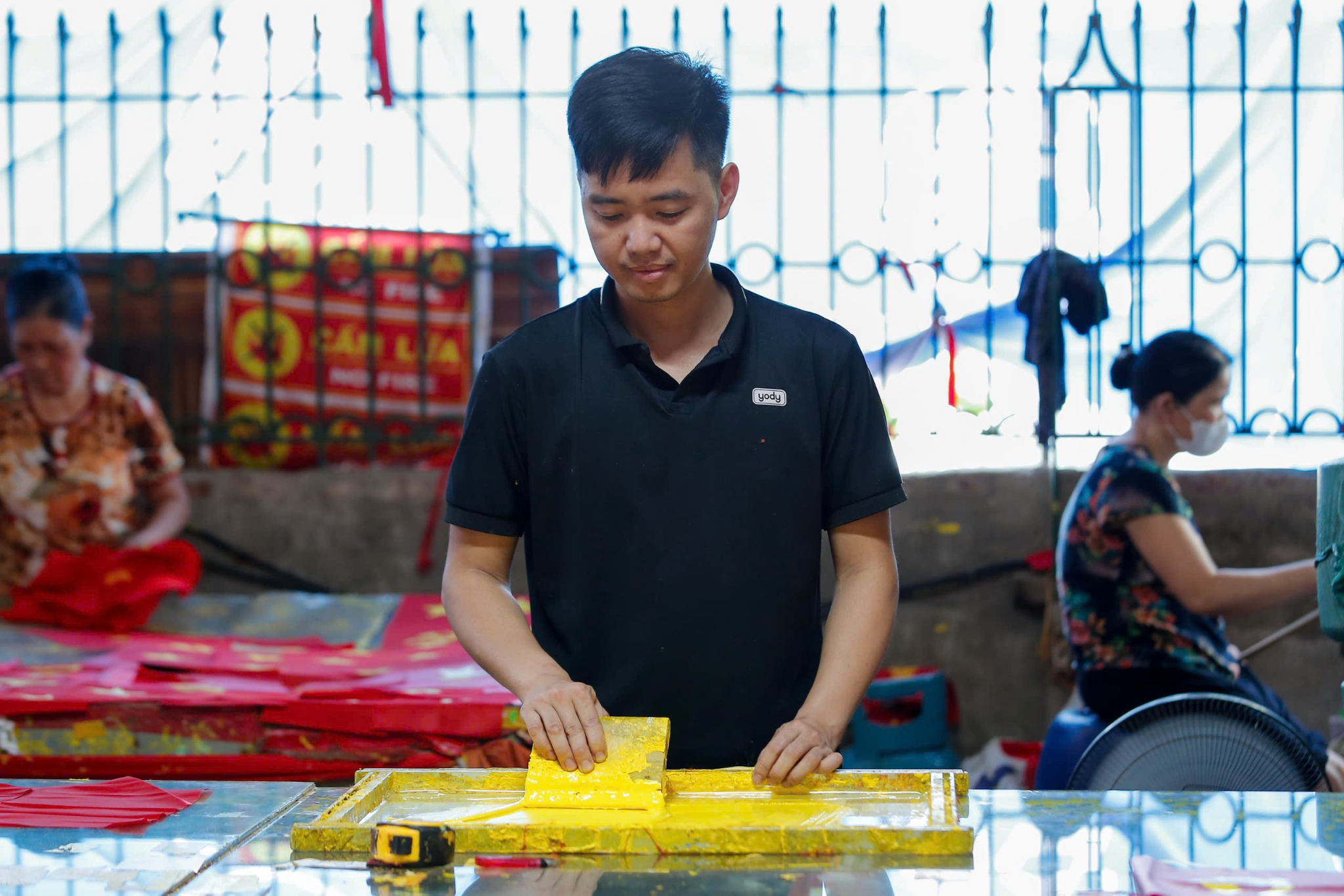 Việc phát triển nghề truyền thống không chỉ giúp các hộ dân ở làng Từ Vân có nguồn thu nhập ổn định, mà còn thể hiện lòng yêu nước và niềm tự hào dân tộc.