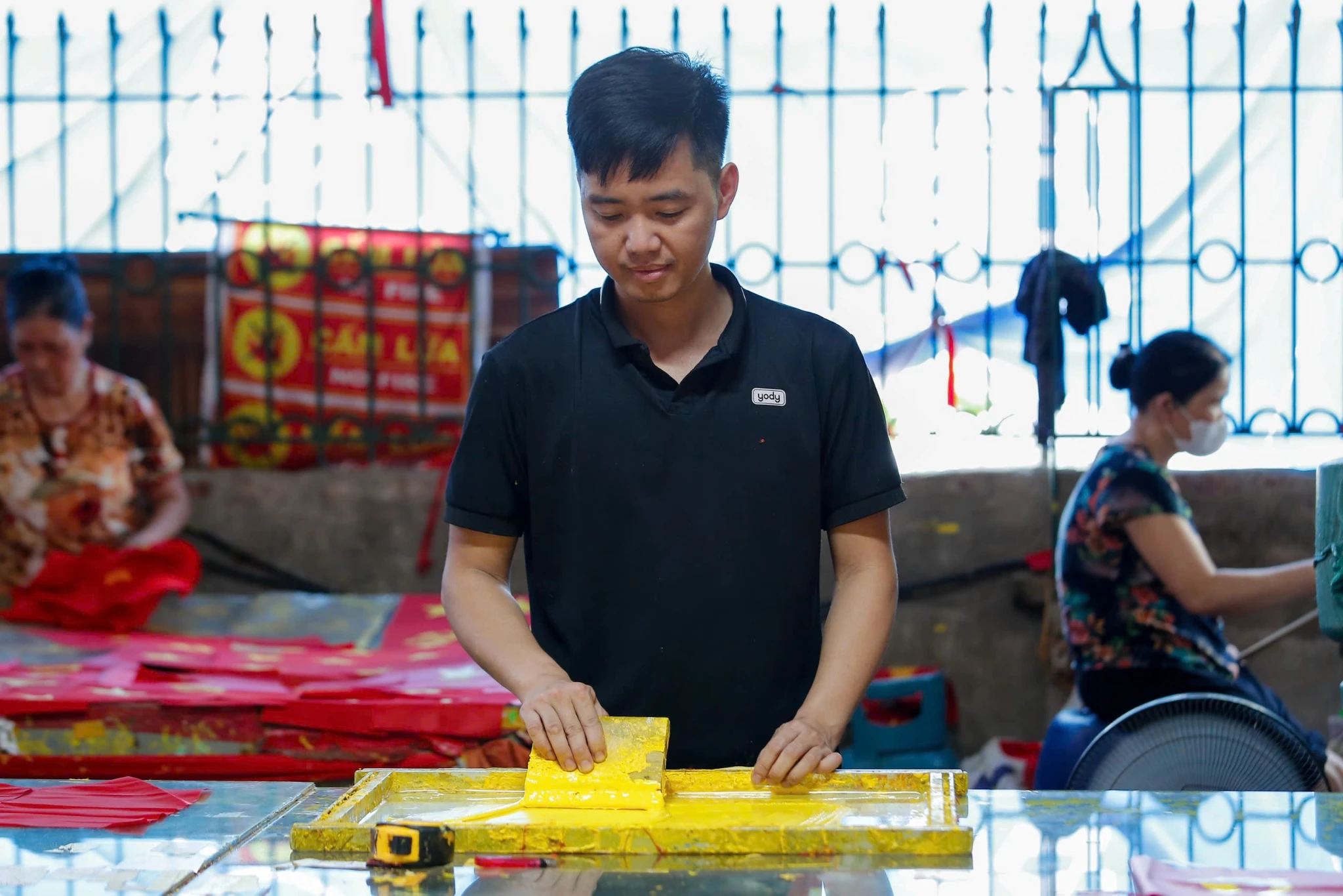 Việc phát triển nghề truyền thống không chỉ giúp các hộ dân ở làng Từ Vân có nguồn thu nhập ổn định, mà còn thể hiện lòng yêu nước và niềm tự hào dân tộc.