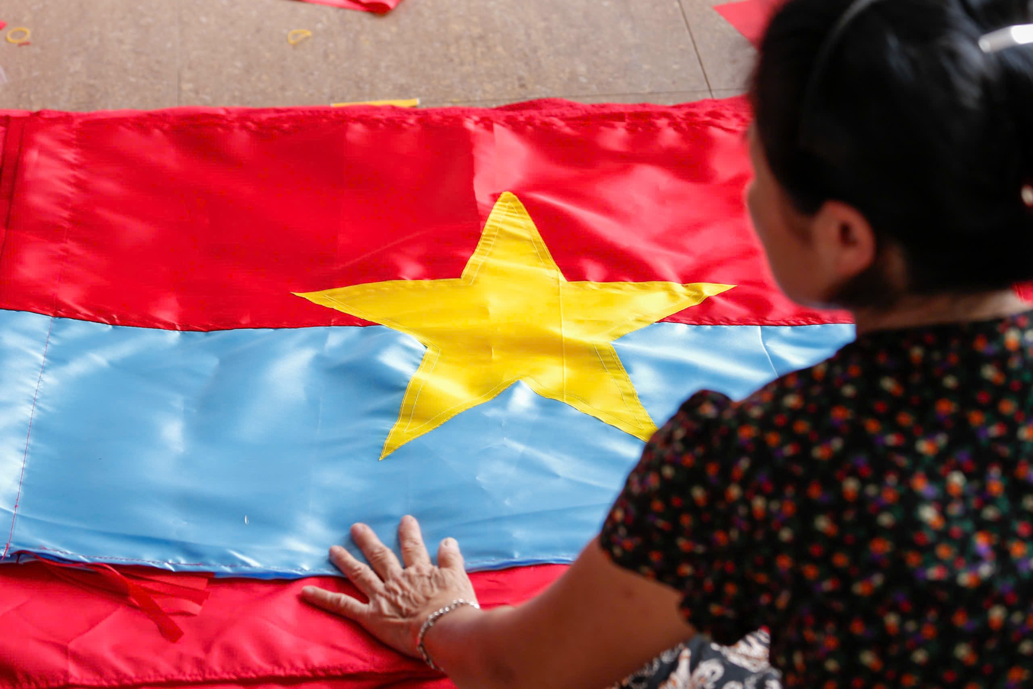 Hiện nay, các hộ sản xuất quy mô lớn tại làng Từ Vân đã đầu tư trang bị máy móc hiện đại, với hệ thống lập trình tự động trên máy tính. Nhờ đó, quá trình cắt vải đạt độ chính xác cao, chi tiết sắc nét, tốc độ nhanh hơn, đáp ứng kịp thời các đơn hàng lớn.