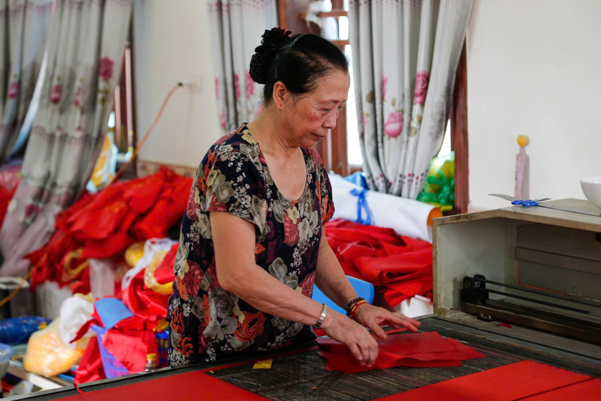 Theo người dân địa phương, trước đây thôn Từ Vân chủ yếu làm nghề may tranh, sau đó dần chuyển sang may cờ và phát triển thành nghề truyền thống được lưu giữ, nối tiếp qua nhiều thế hệ.