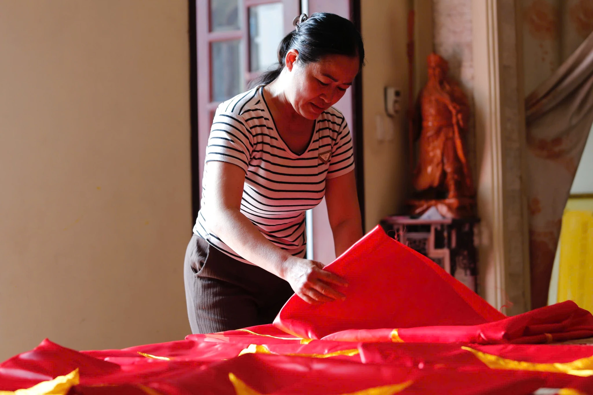 Cô Vương Thị Nhung một hộ sản xuất chia sẻ: “Cứ đến những ngày lễ lớn của đất nước, sức mua lại tăng cao. Hiện tại, mỗi ngày nhà tôi sản xuất hàng nghìn chiếc cờ với đủ loại kích thước khác nhau nhưng vẫn không đủ đáp ứng nhu cầu của thị trường”.