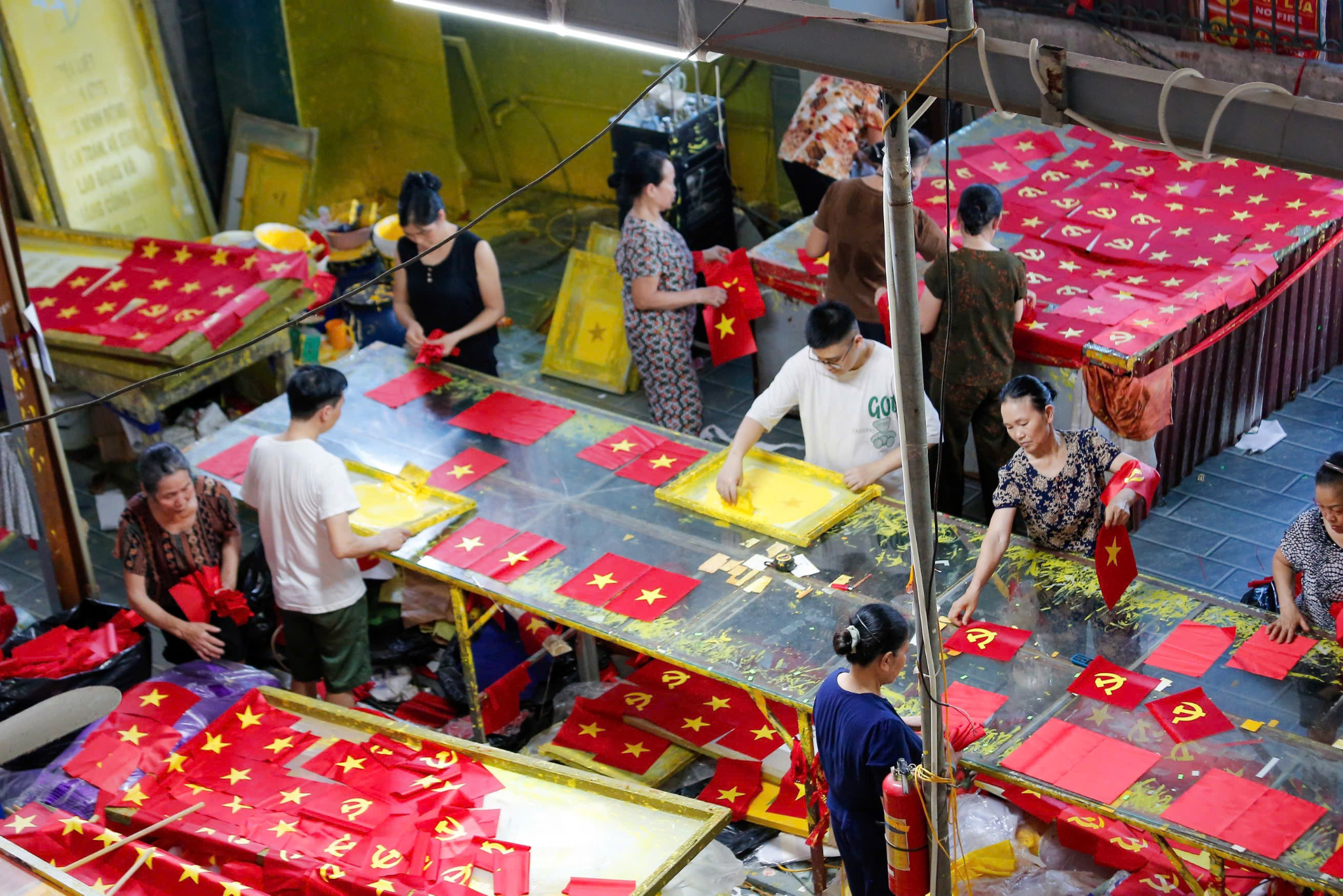 Cách trung tâm Hà Nội khoảng 30km về phía Nam, thôn Từ Vân từ lâu đã nổi tiếng với nghề làm cờ Tổ quốc truyền thống, với gần 80 năm gắn bó.