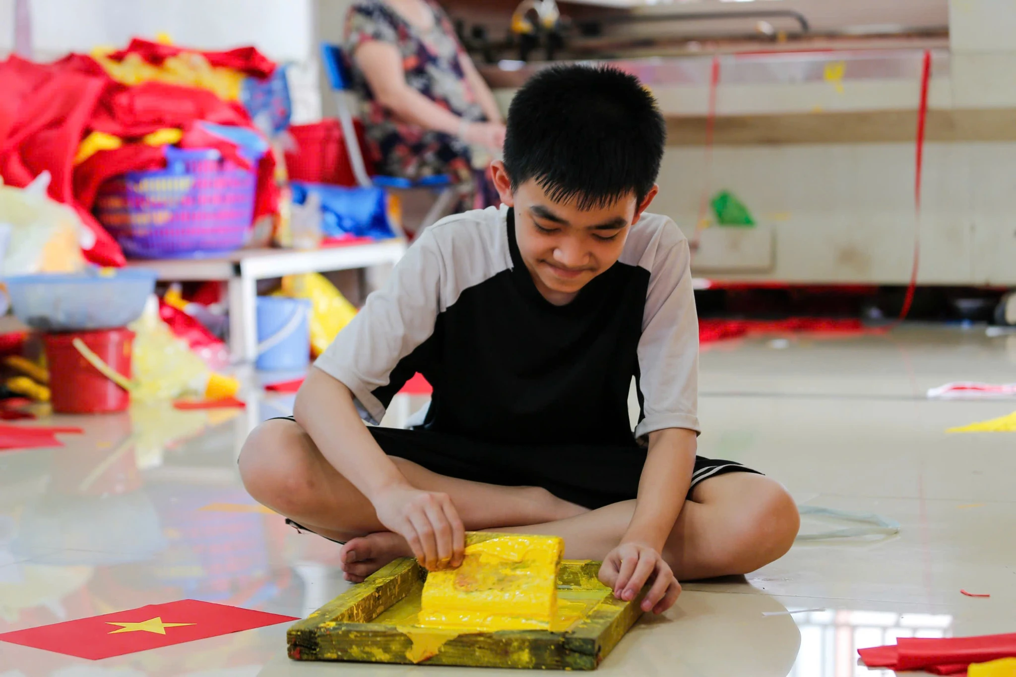 Làng Từ Vân còn chú trọng truyền nghề cho thế hệ sau, nhiều gia đình đã cho con cái làm quen với nghề từ khi còn nhỏ.