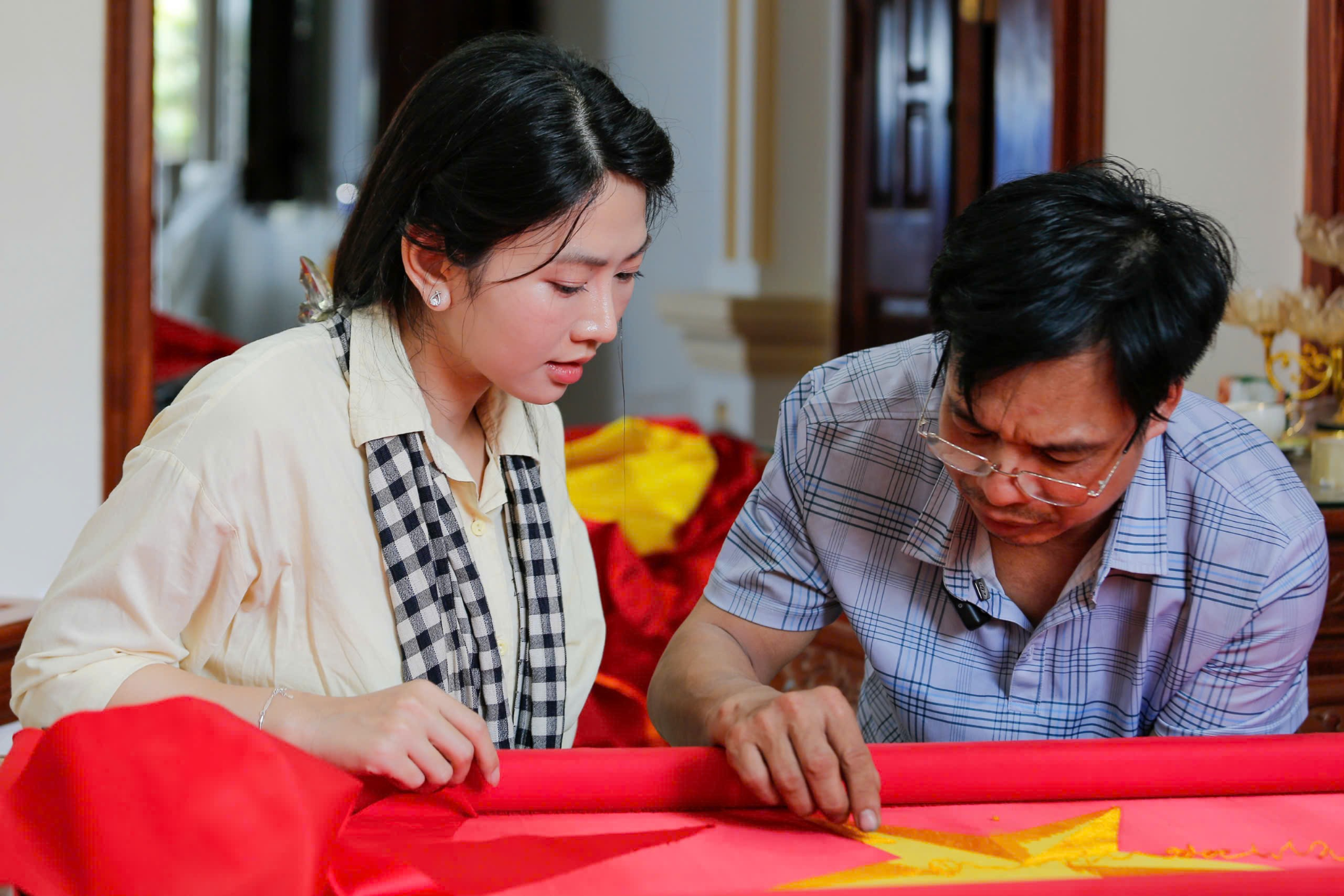 Ông Nguyễn Văn Phục một chủ xưởng may khác chia sẻ: “Để làm nên một lá cờ, người thợ như chúng tôi phải dồn hết tâm huyết vào từng đường kim mũi chỉ. Mỗi chi tiết đều phải chuẩn xác, tỉ mỉ, bởi lá cờ không chỉ là một sản phẩm, mà còn là biểu tượng thiêng liêng, chứa đựng cốt hồn của dân tộc”.