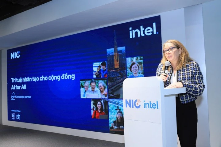 Bà Sarah Kemp, Phó Chủ tịch phụ trách Đối ngoại Chính phủ Quốc tế, Tập đoàn Intel, phát biểu.