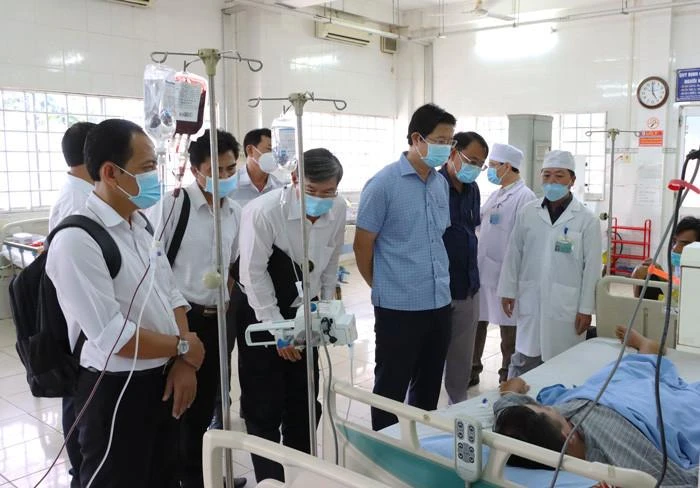 Lãnh đạo UBND tỉnh Đồng Tháp thăm hỏi sức khỏe bệnh nhân trong vụ ngộ độc sau khi ăn bánh mì.