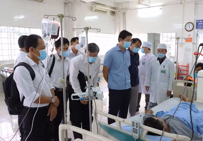 Lãnh đạo UBND tỉnh Đồng Tháp thăm hỏi sức khỏe bệnh nhân trong vụ ngộ độc sau khi ăn bánh mì.