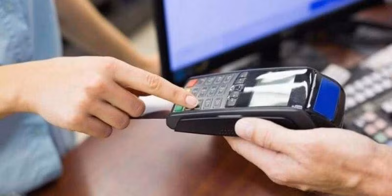 Từ ngày 1/6, các hộ kinh doanh có doanh thu từ 1 tỷ đồng/năm phải sử dụng hóa đơn điện tử có kết nối với máy tính tiền (Ảnh minh họa).