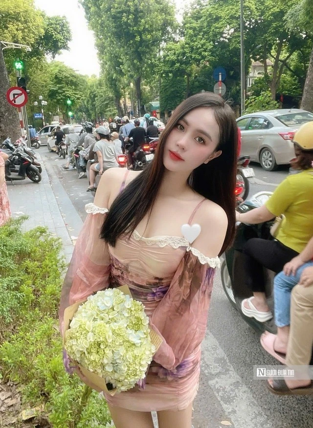 Bạn Hương Ly chụp ảnh trên phố Phan Đình Phùng - Hà Nội (Ảnh: Hương Ly).