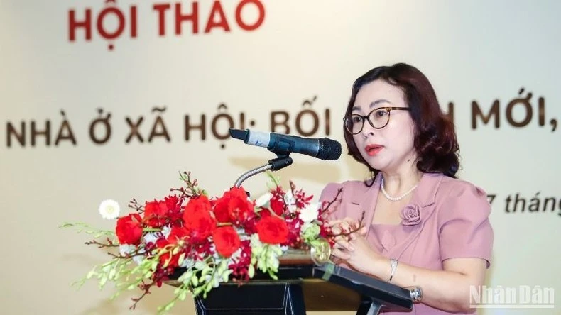 Cục trưởng Cục Quản lý nhà và thị trường bất động sản (Bộ Xây dựng) Tống Thị Hạnh phát biểu tại hội thảo.