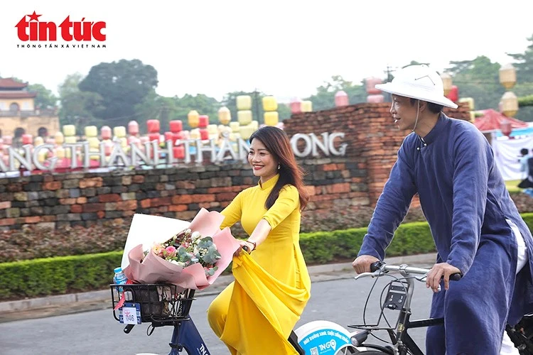 Khách du lịch tại Hoàng Thành Thăng Long.