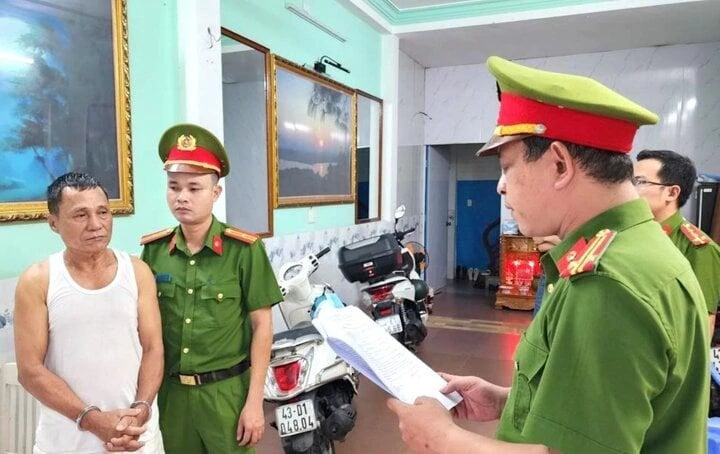 Cơ quan công an tống đạt quyết định khởi tố, bắt giam Nguyễn Đình Trung.