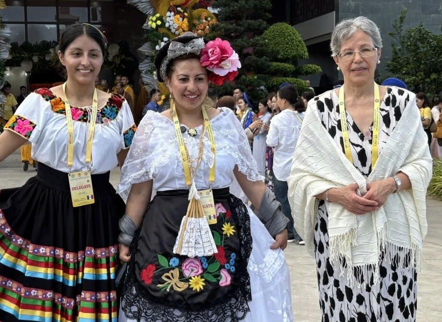 Bà Alina (bìa phải) đến từ Mexico cùng hai người bạn đồng hành khi tham gia Đại lễ Vesak. Bà Alina (bìa phải) đến từ Mexico cùng hai người bạn đồng hành khi tham gia Đại lễ Vesak.