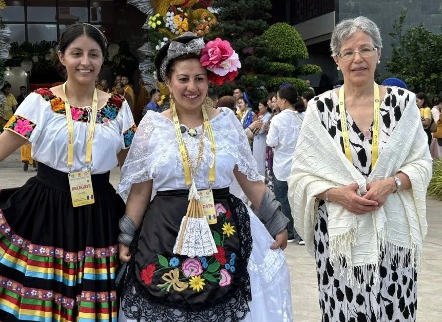 Bà Alina (bìa phải) đến từ Mexico cùng hai người bạn đồng hành khi tham gia Đại lễ Vesak.