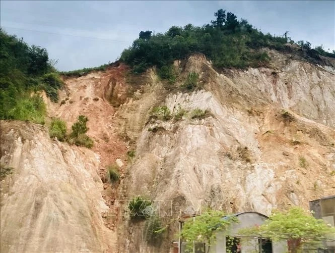 Sạt lở ven đường vào thị trấn Mù Cang Chải (Yên Bái).