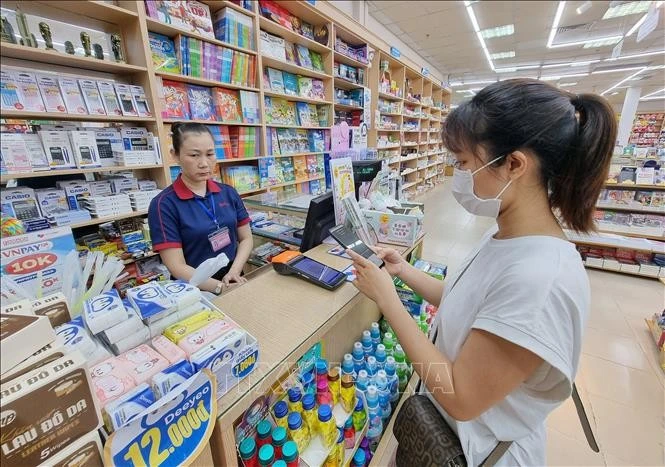 Khách hàng ở Ninh Thuận chuyển tiền thanh toán nhanh từ quét mã QR.