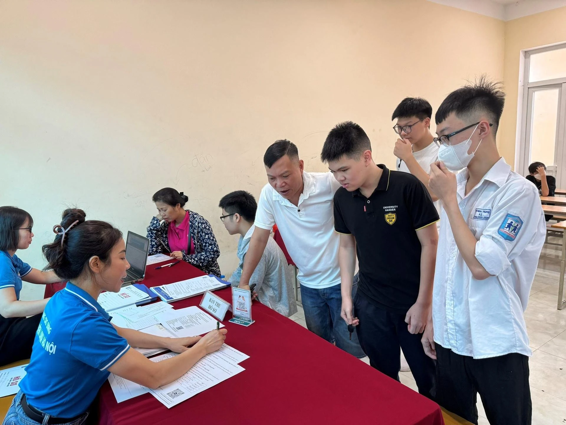 Học sinh nộp hồ sơ xét tuyển tại Trường Cao đẳng Điện tử - Điện lạnh Hà Nội.