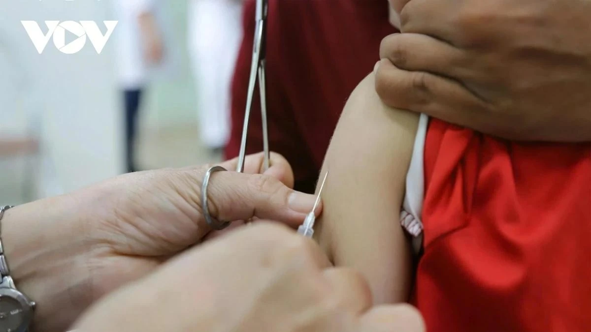 Ngành y tế kêu gọi người dân đưa trẻ đến tiêm vaccine sởi để bảo vệ cho trẻ và cộng đồng.
